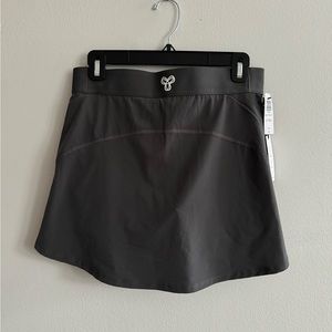 Ariztia skort in size M